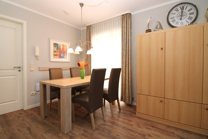 Ferienwohnung in K&uuml;hlungsborn - Appartementanlage Ostseeblick Fewo R&uuml;gen 12 - Esstisch im Wohnbereich