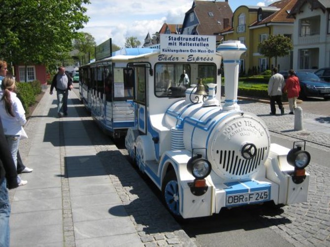 Ferienwohnung in Kühlungsborn - Haus Olymp - Stadtbahnhaltestelle schräg über der Straße