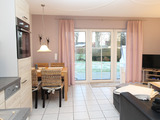 Ferienwohnung in Schönhagen - FerienWohnung Perlentaucher - Heller Wohnbereich mit Gartenblick
