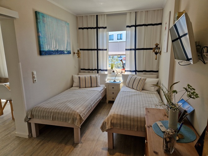 Ferienwohnung in Grömitz - Haus Solymar - Schlafzimmer, TV, Kleiderschrank