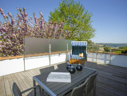 Ferienhaus R&uuml;genbrise mit 5 B&auml;dern, Steg und Boot